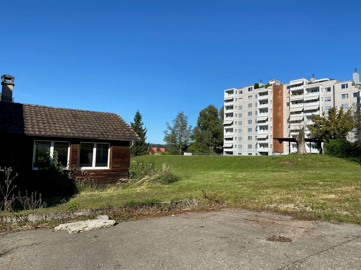 Altes Häuschen und Wohnblock aus den 1960er Jahren.